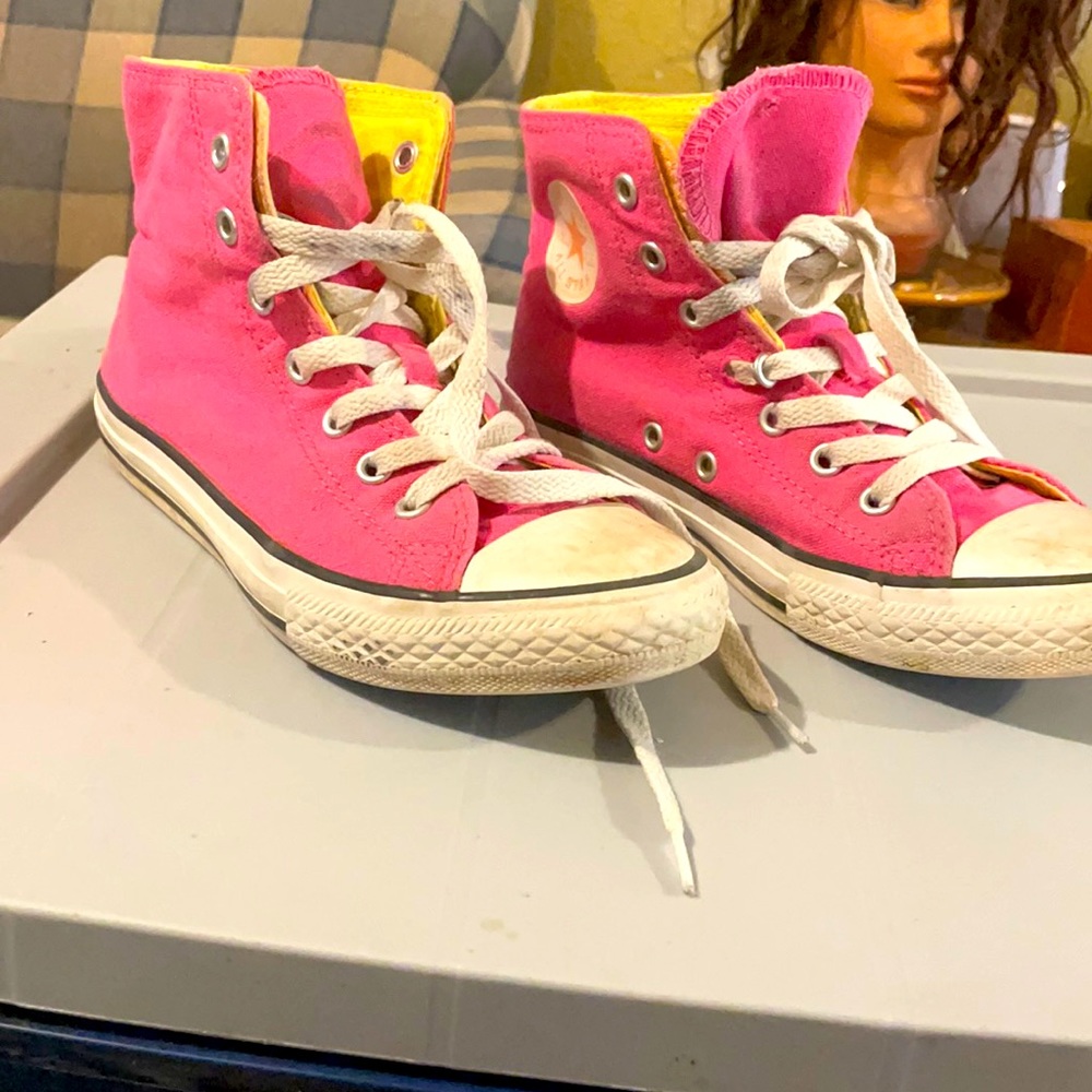 Women pink Converse size 3